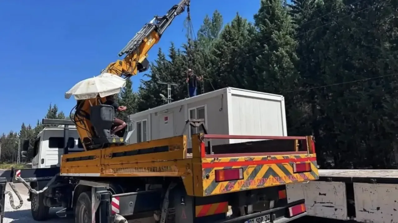 AFAD'ın Kaş'a ulaştırdığı konteynerler yangınzedelere