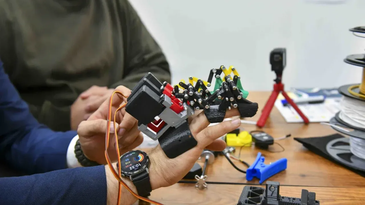 ABB'nin Teknoloji, Robotik ve Mühendislik Atölyesi gençleri