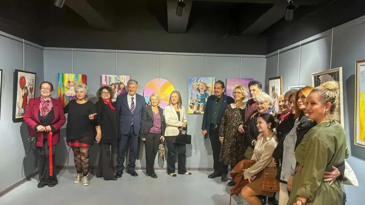 AKK "Kızlar Hep Gülsün Karma Sergisi”ne ev sahipliği yaptı