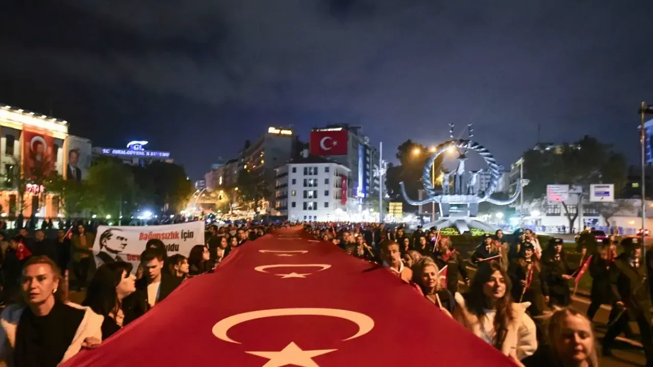 Ankara’da 29 Ekim coşkusu: Başkentliler Meşalelerle 2. Meclis’e