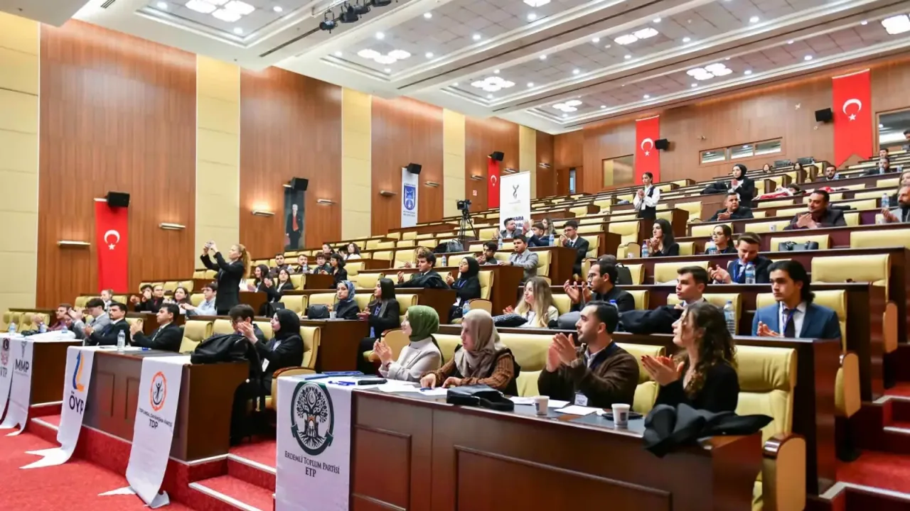 Ankara'da gençler bağımlılıkla mücadeleyi konuştu