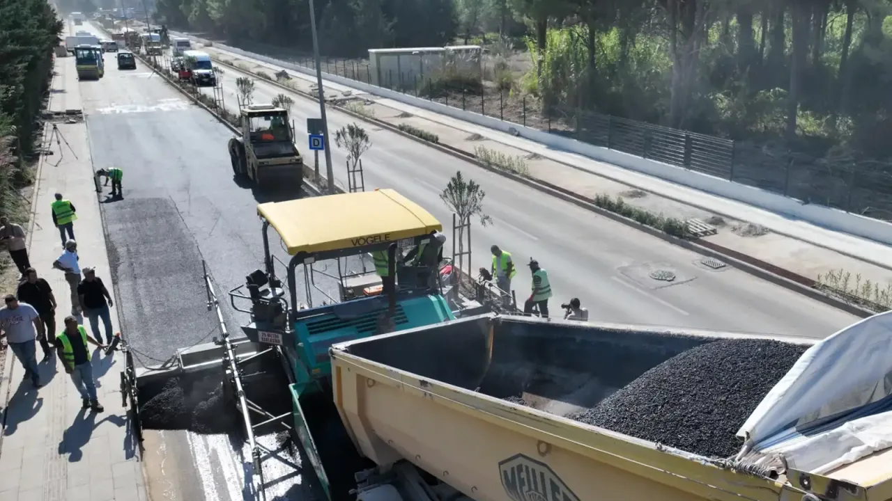 Antalya'da asfalt mesaisi sürüyor