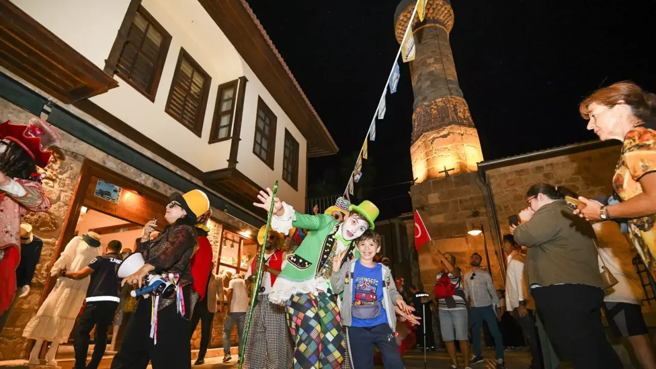 Antalya'da büyüleyici kortej Kaleiçi’nde karnaval havası estirdi
