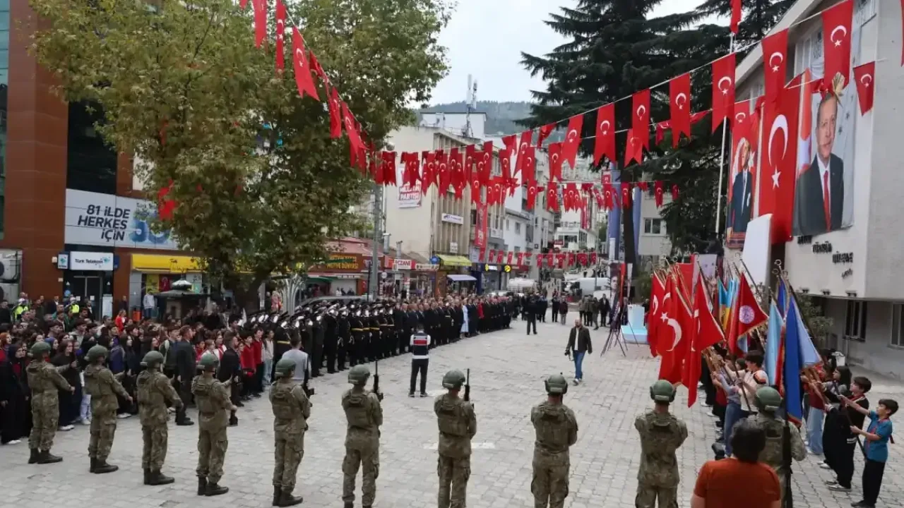 Artvin'de 29 Ekim Cumhuriyet Bayramı kutlanıyor