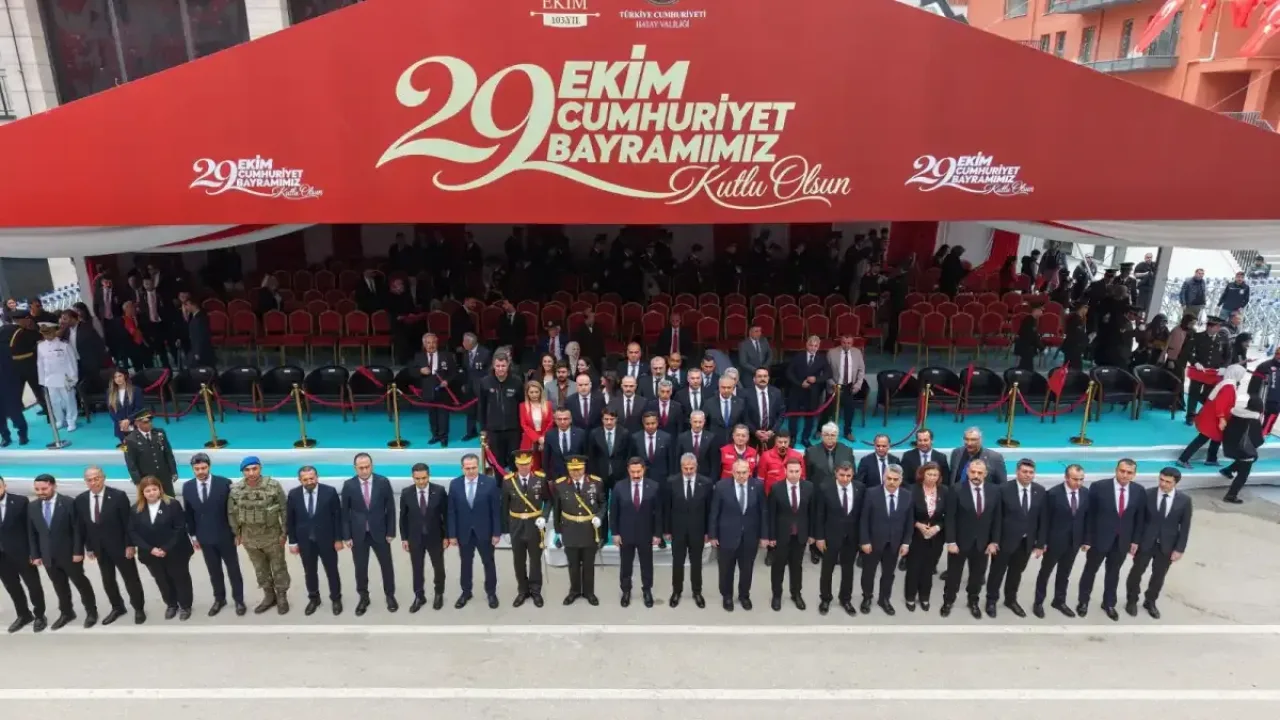 Atatürk Caddesi’nde Cumhuriyet’in 103. Yılı kutlandı