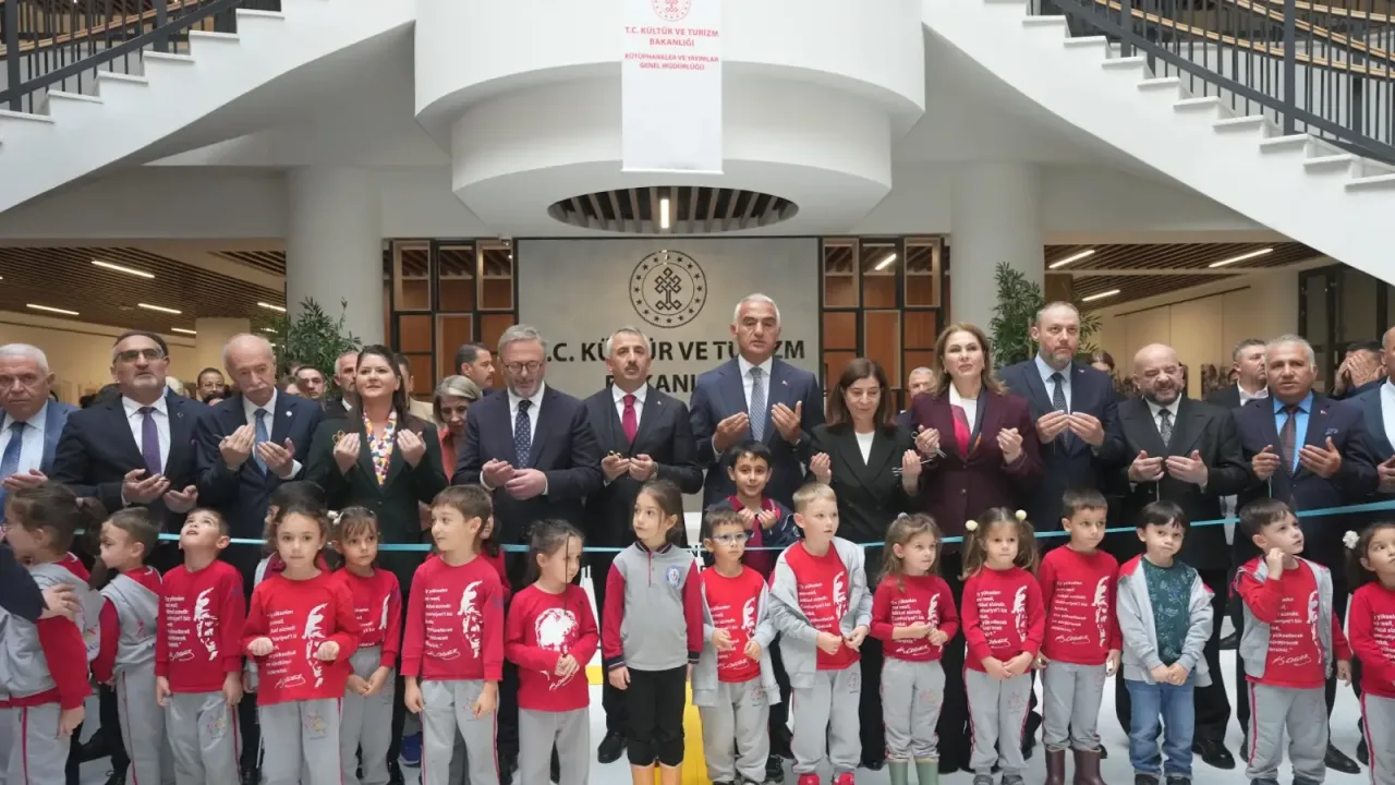 Bakan Ersoy'dan 160 bin kitap kapasiteli dev kütüphane açılışı