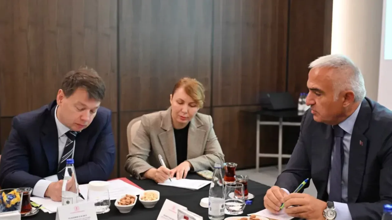 Bakan Ersoy'dan Türkiye-Rusya hava köprüsünü güçlendirme hamlesi