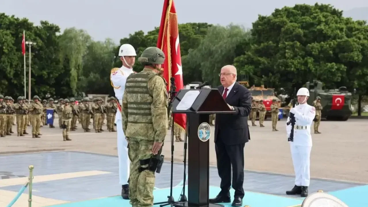 Bakan Güler İskenderun'da sancak tevdi törenine katıldı