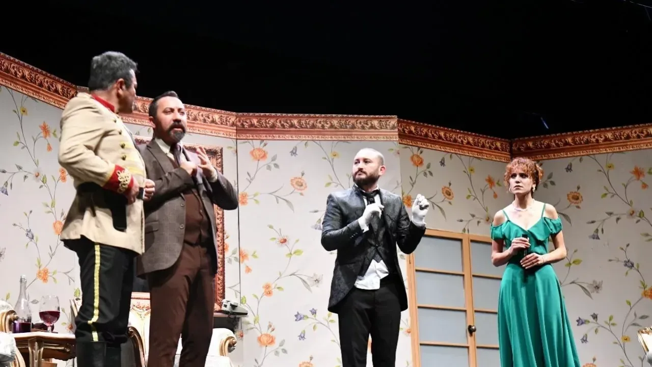 Balıkesir Şehir Tiyatrosu seyirciden tam not aldı
