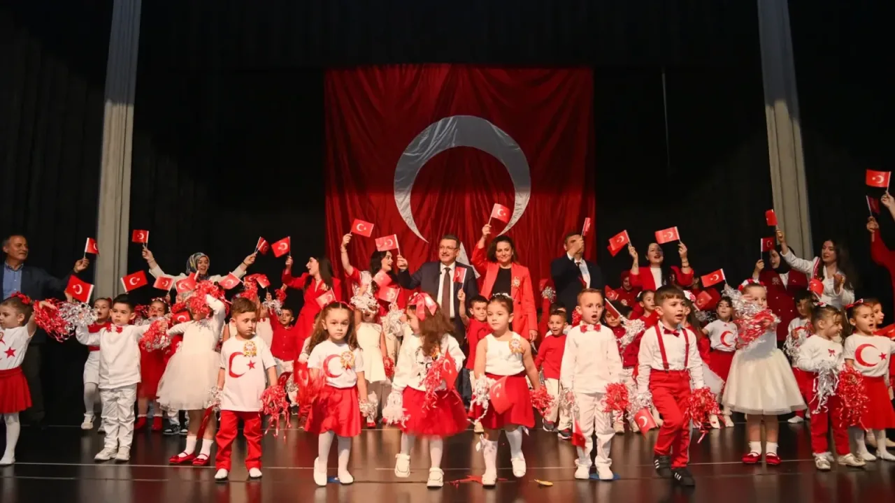 Başkan Genç, miniklerin Cumhuriyet coşkusuna ortak oldu
