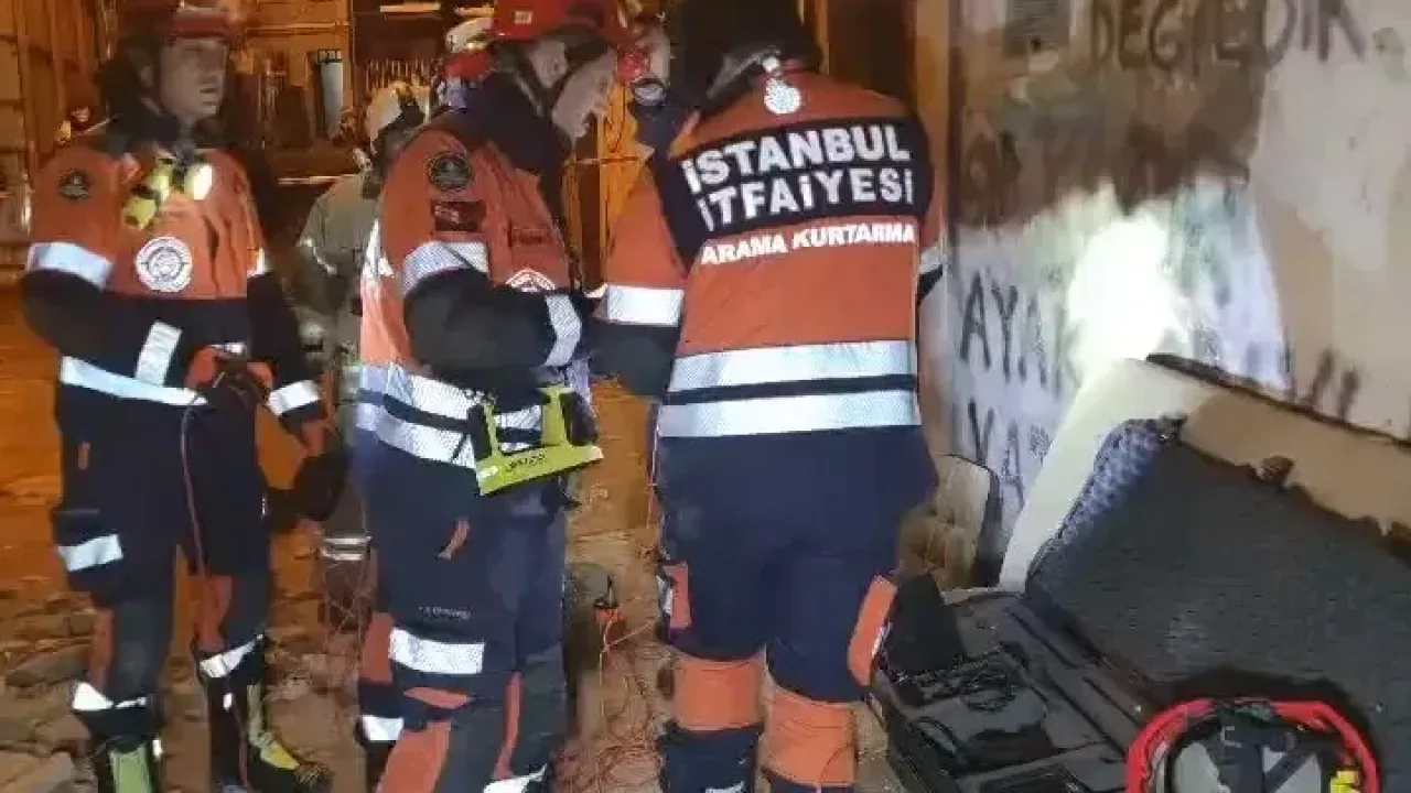 Beyoğlu’nda 5 katlı metruk çöktü! Göçükte kimseye rastlanmadı!