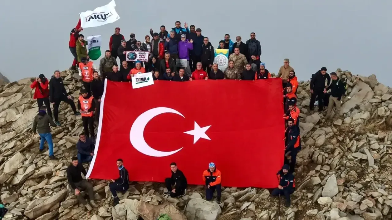 Bingöl’de Cumhuriyet coşkusu 2 bin 878 metrede yaşandı