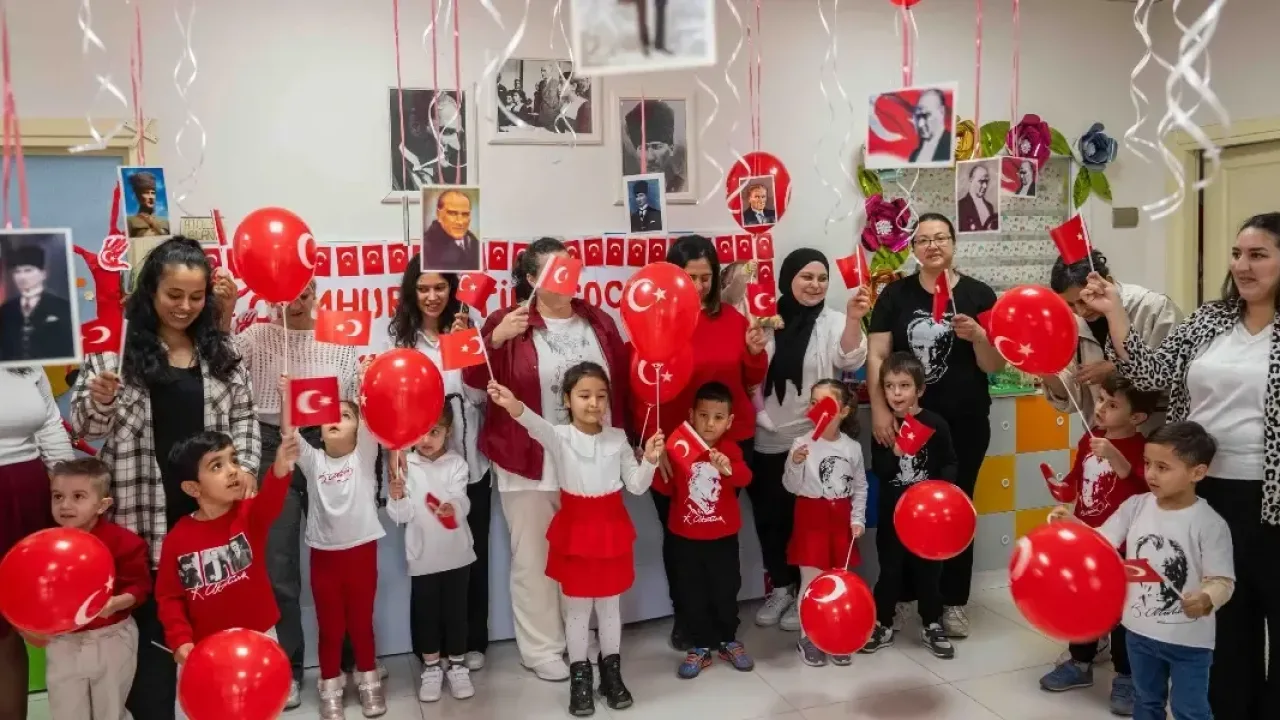 Bornova'da 29 Ekim kutlamaları çocuklarla başladı