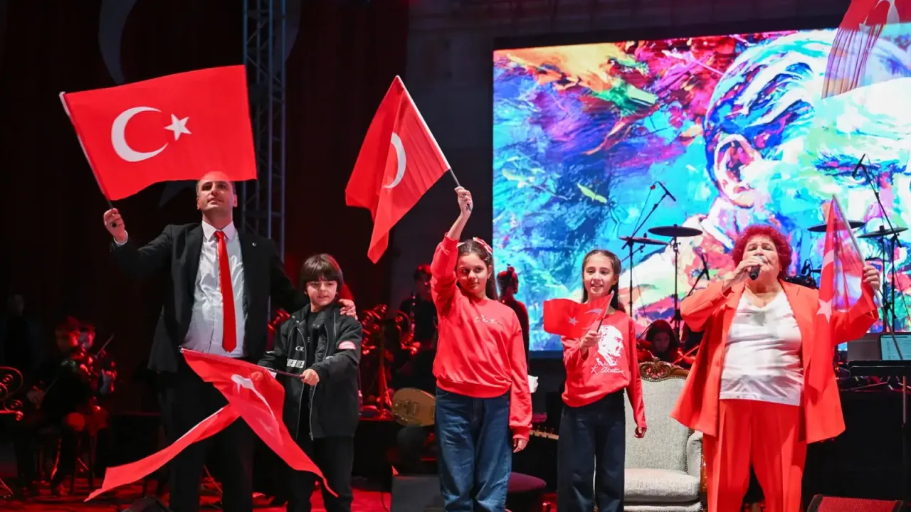 Bornova’da Cumhuriyet coşkusu Selda Bağcan konseriyle zirveye