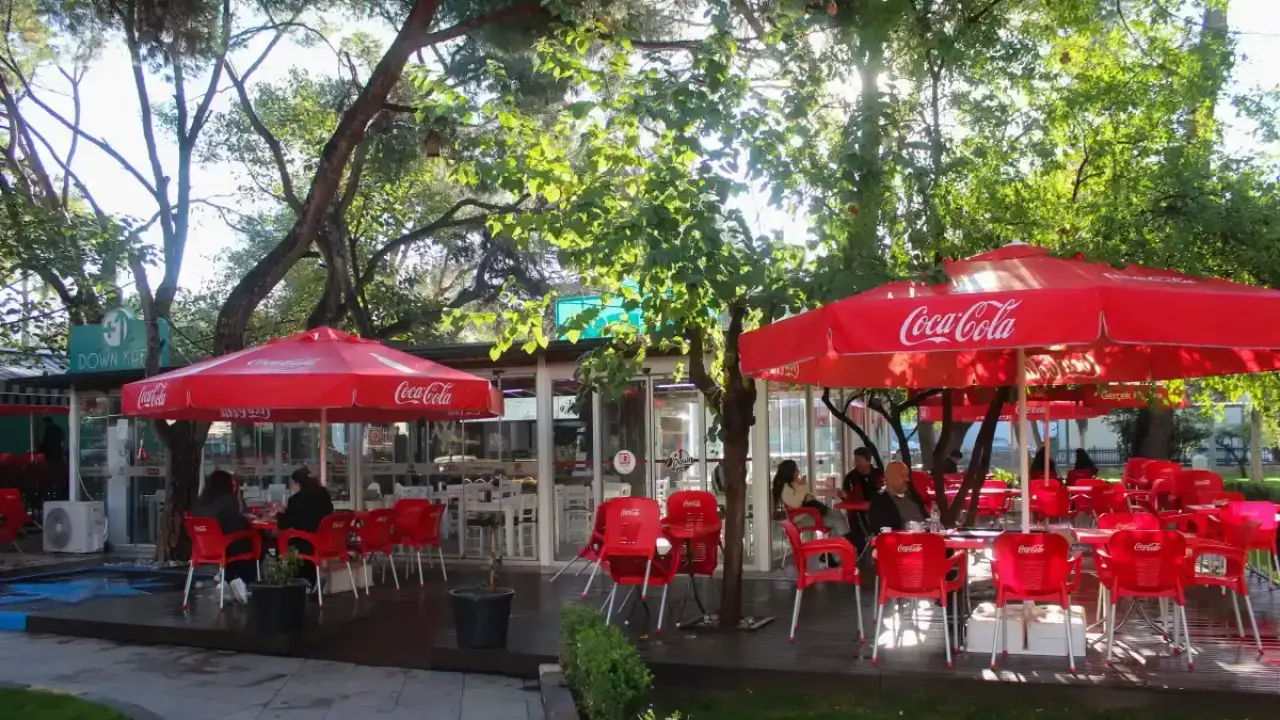 Bornova’da engelleri aşan buluşma noktası: +1 Down Kafe