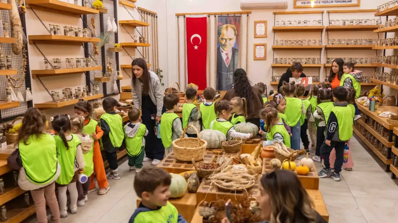 Bornova’nın minikleri 50 zeytin fidanını toprakla buluşturdu
