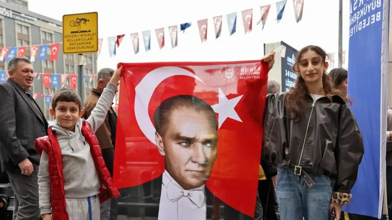 Bursa Büyükşehir'den 29 Ekim'e özel 'Ata Posteri'