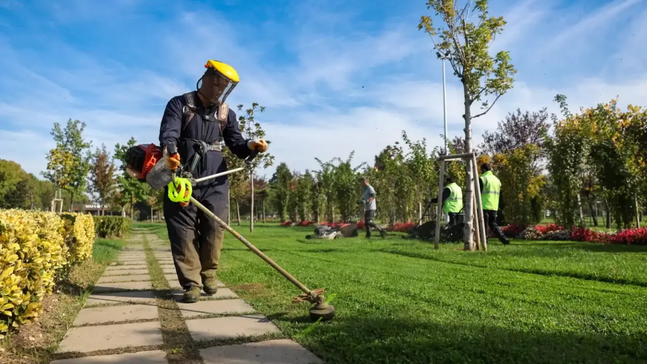 Bursa'da park ve bahçelere düzenli bakım