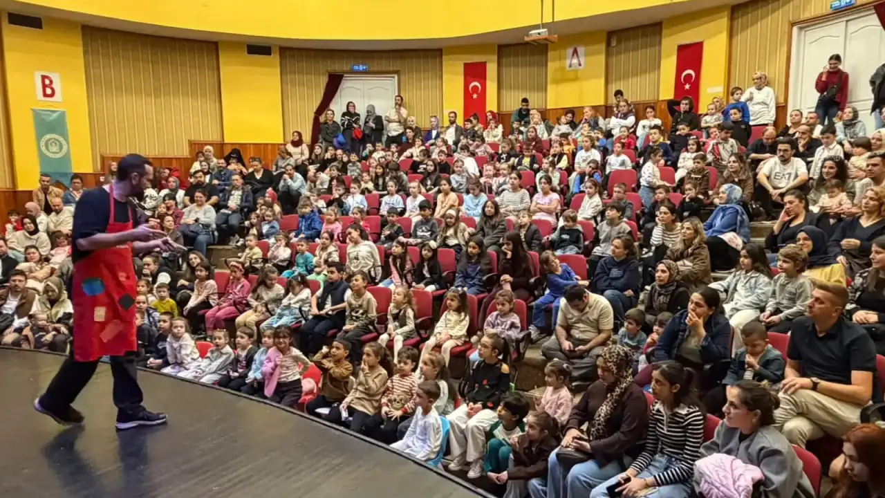 Bursa'da Yıldırımlı çocuklar ‘Evden Uzakta’ ile tiyatroyla