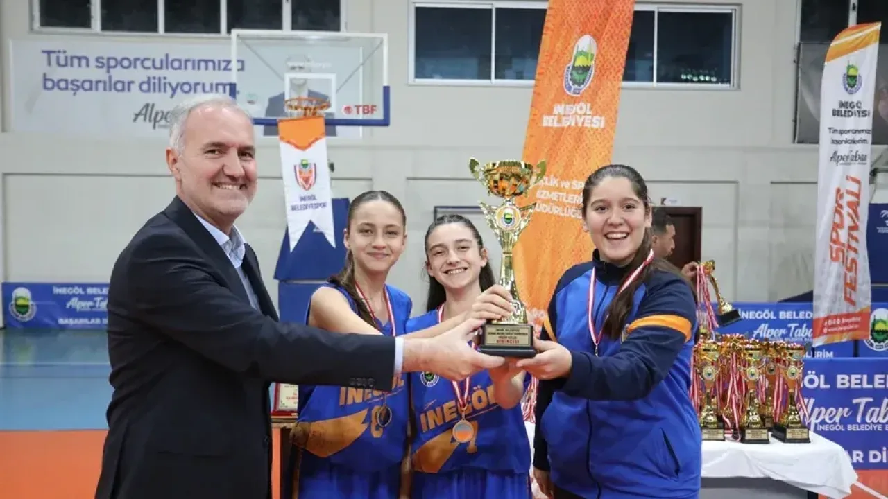 Bursa İnegöl'de sokak basketbolunda şampiyonlar kupalarına