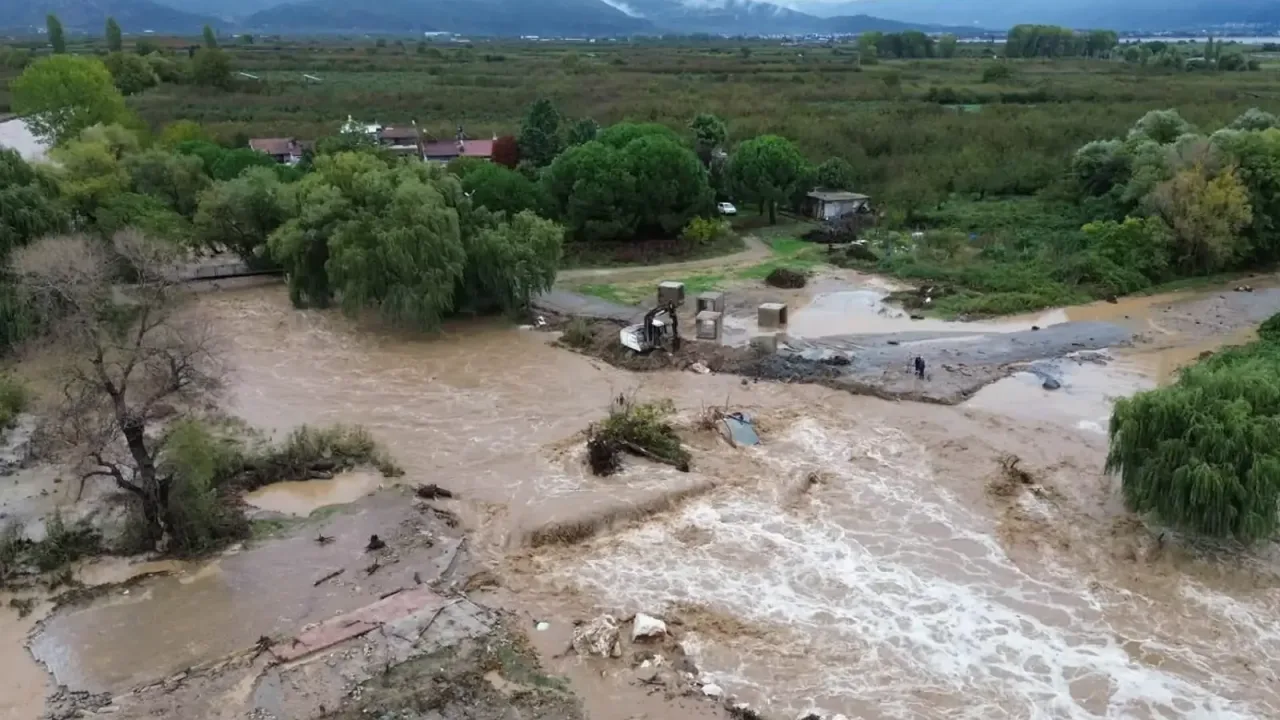 Bursa İznik’te Çakırca Deresi taştı! Tarım arazileri sular