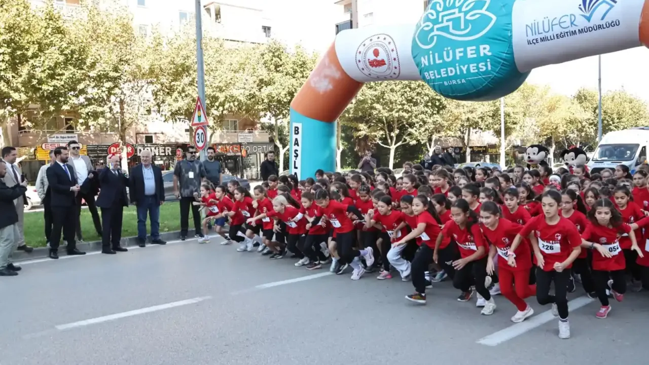 Bursa Nilüfer’de bin 749 öğrenci Cumhuriyet'e koştu