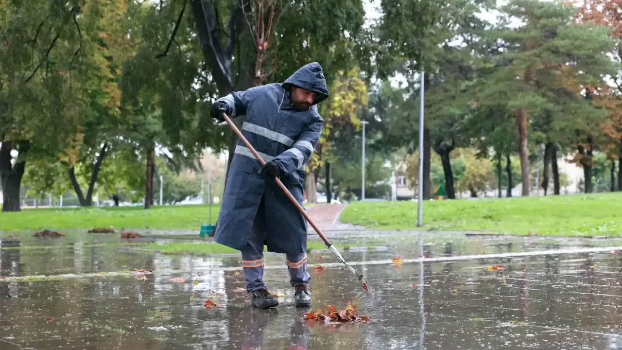 Bursa Osmangazi’de park ve yeşil alanlarda yoğun mesai
