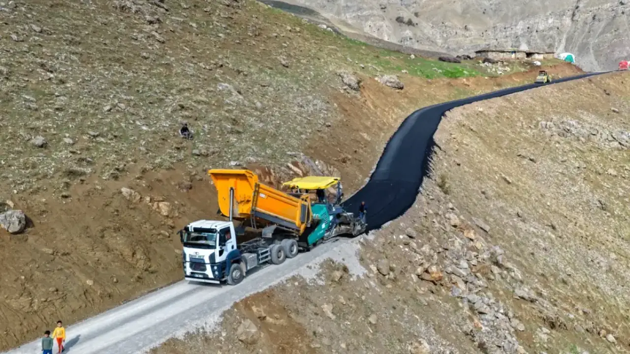 Çatak’ta sıcak asfalt çalışması
