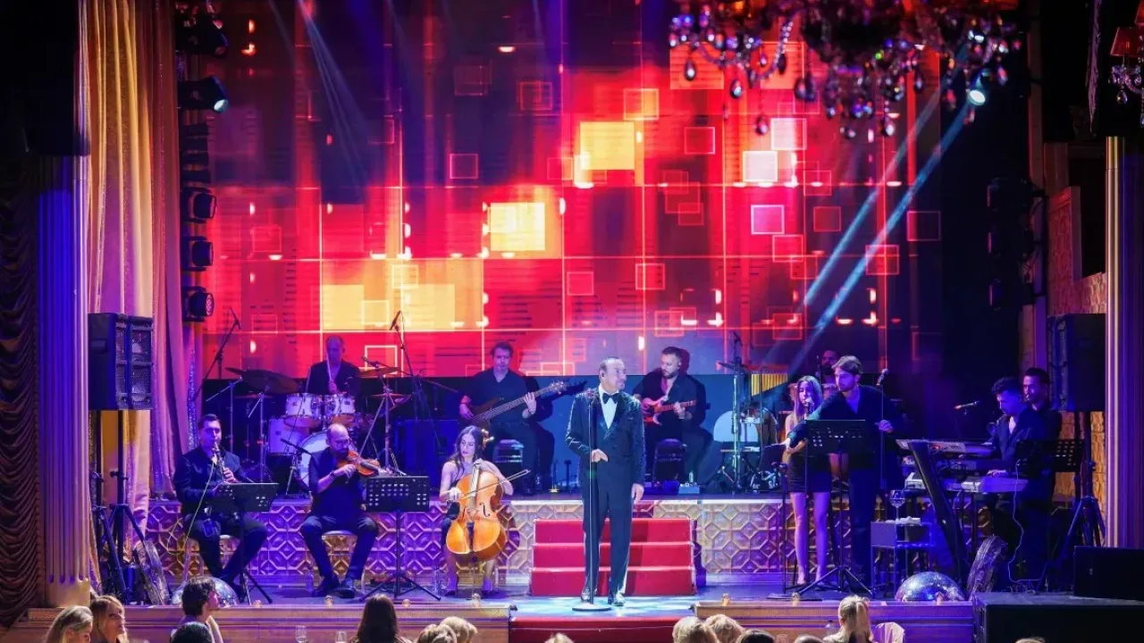 Cenk Eren’den mikrofonsuz muhteşem performans