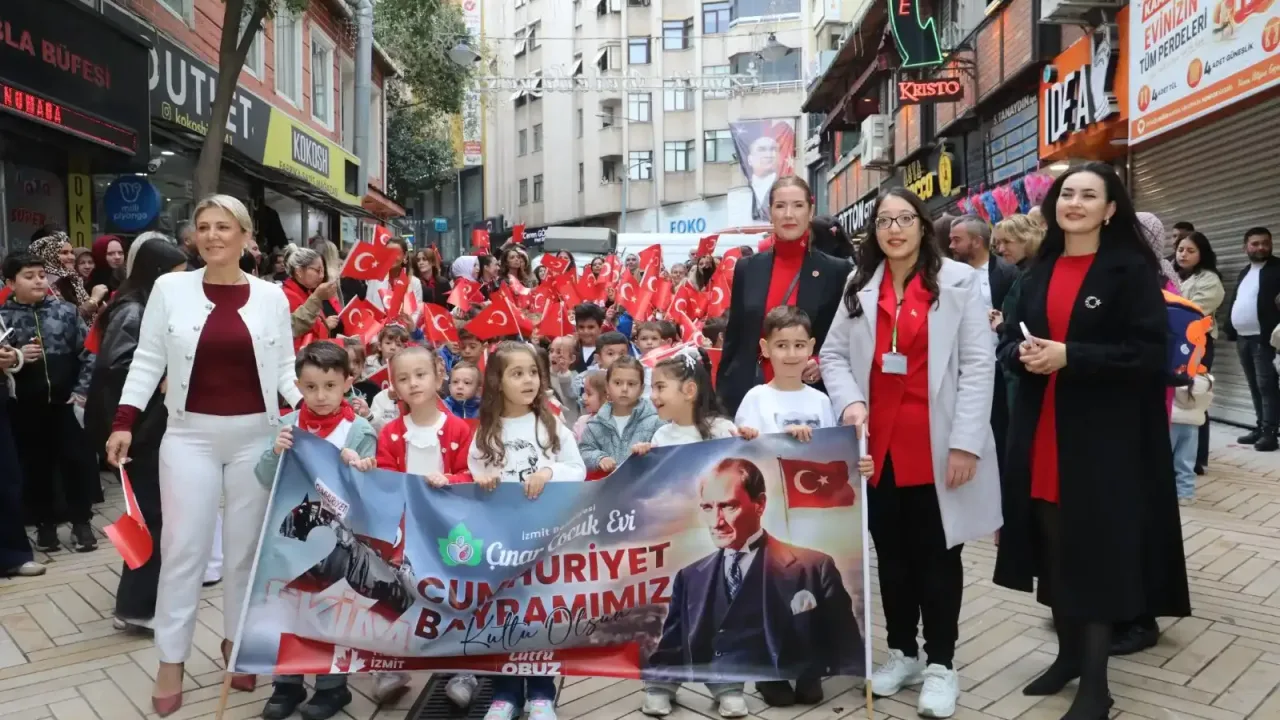 Çınarlı minikler Cumhuriyet coşkusunu kortej ve koro ile yaşadı