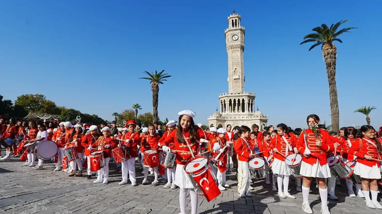 Cumhuriyet coşkusu bando gösterileriyle meydanlara taşındı