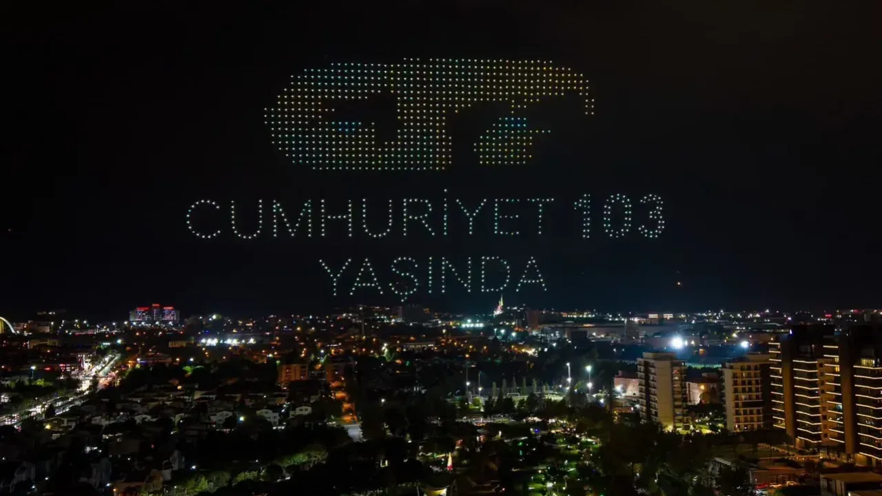 Cumhuriyet coşkusu gökyüzünü aydınlattı
