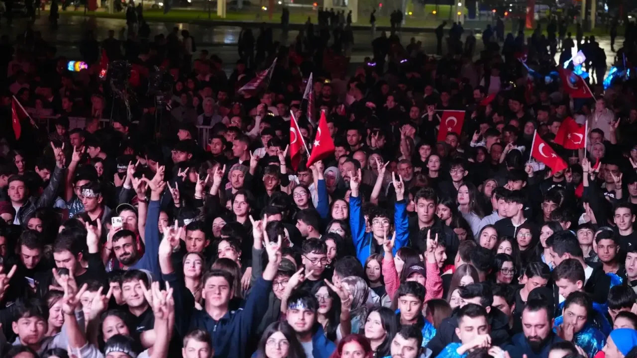 Cumhuriyet coşkusu Kocaeli'de yağmur tanımadı