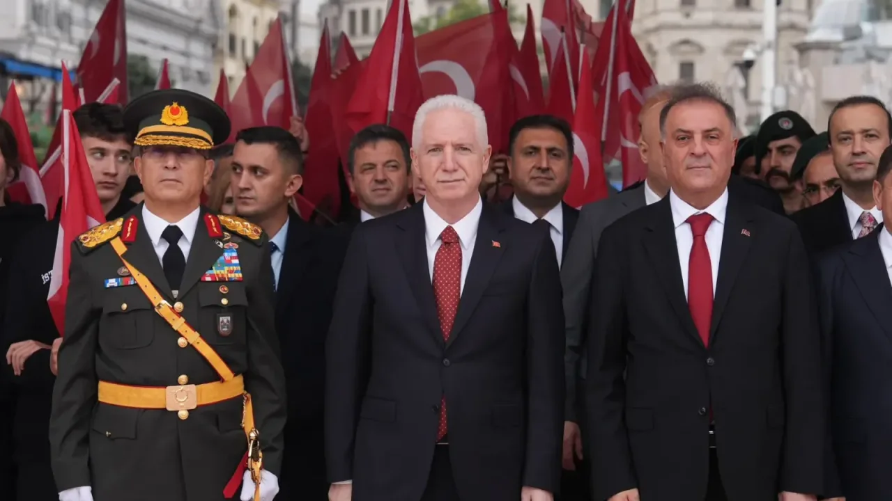 Cumhuriyetin 103. yılı için Taksim'de çelenk