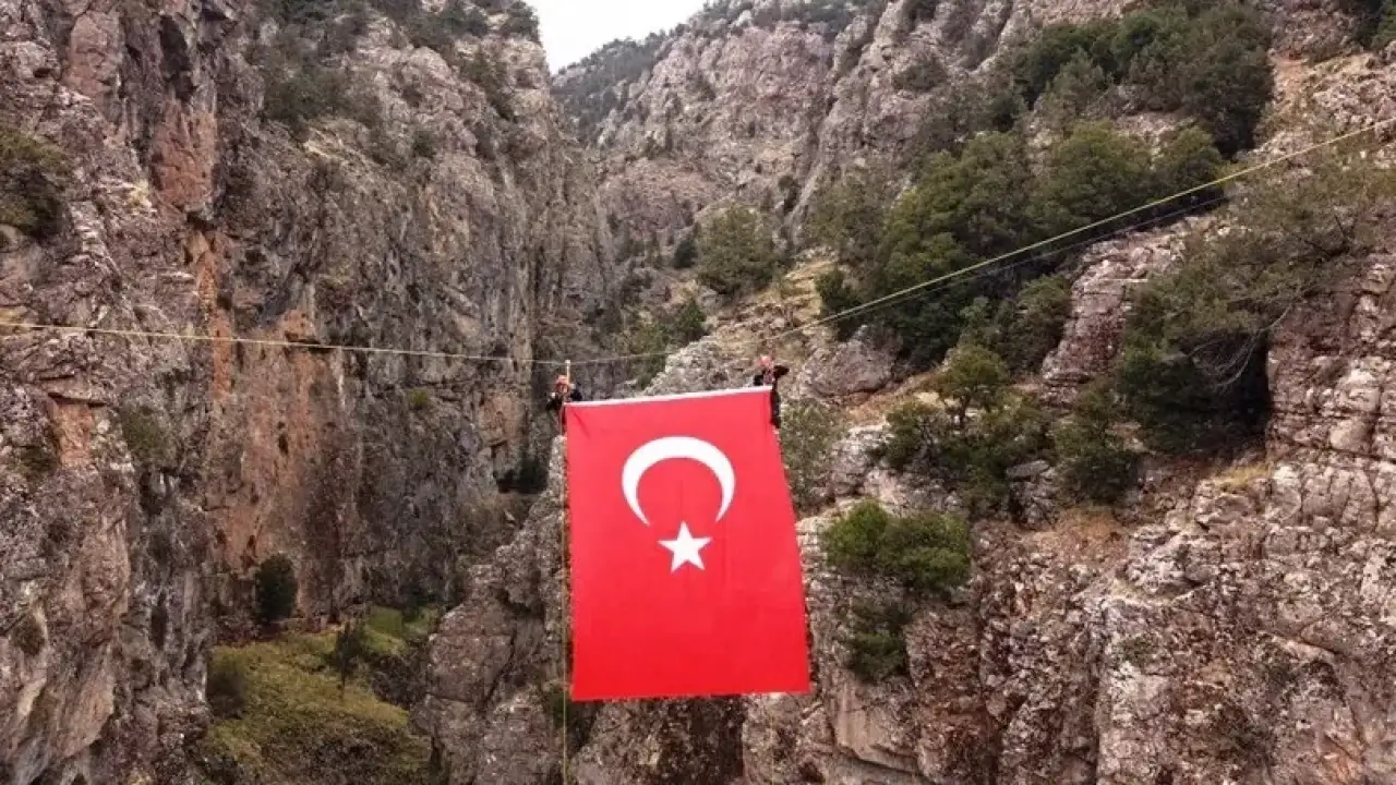 Denizli’de Cumhuriyet’e gökyüzünde anlamlı kutlama