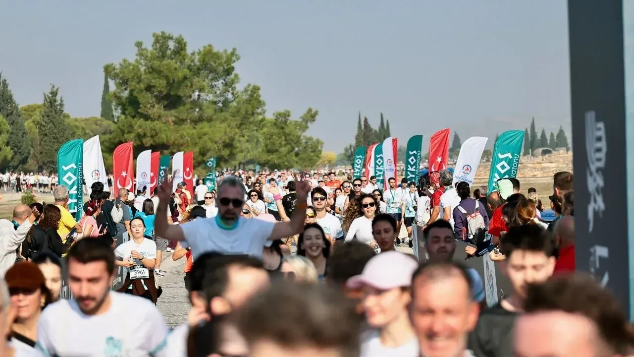 Denizli’de Lykos Yarı Maratonu rekoru! 20 bin kişi Pamukkale’de