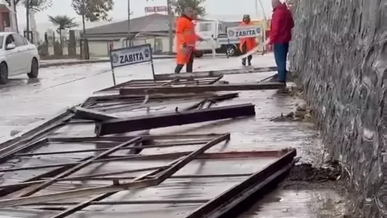 Düzce Akçakoca'da fırtına tabelaları devirdi