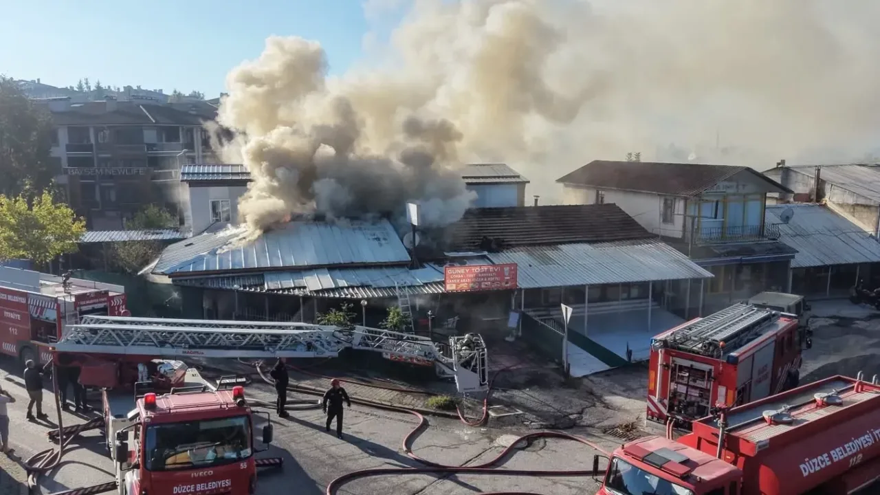 Düzce Bahçeşehir’de çatı yangınına anında müdahale