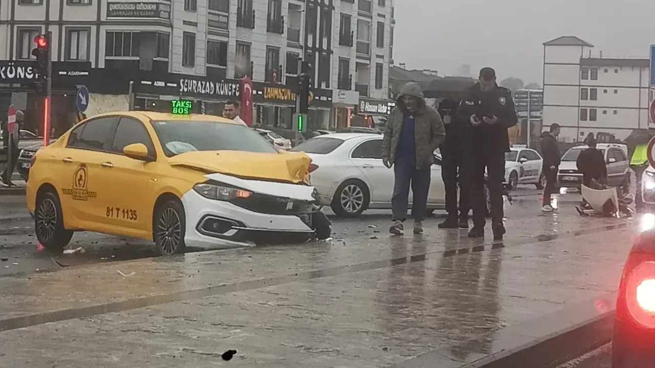 Düzce’de ticari taksi ile otomobil çarpıştı: 4 yaralı