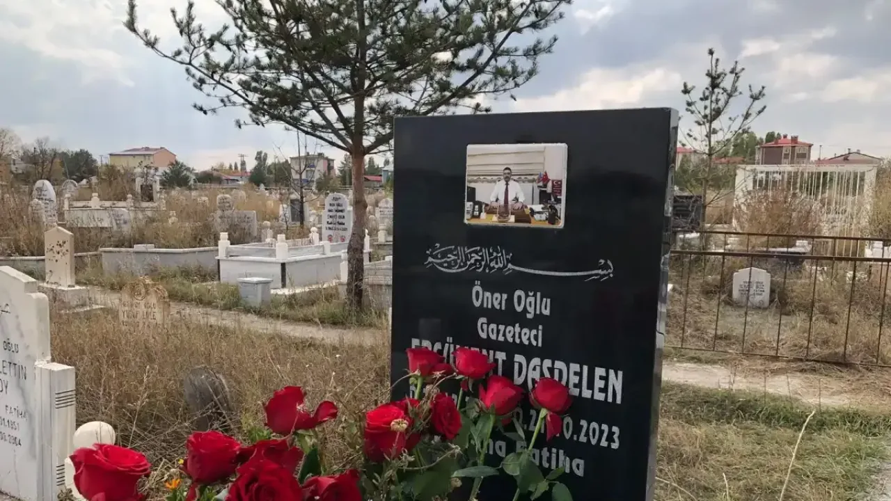 Gazeteci Ercüment Daşdelen kabri başında anıldı