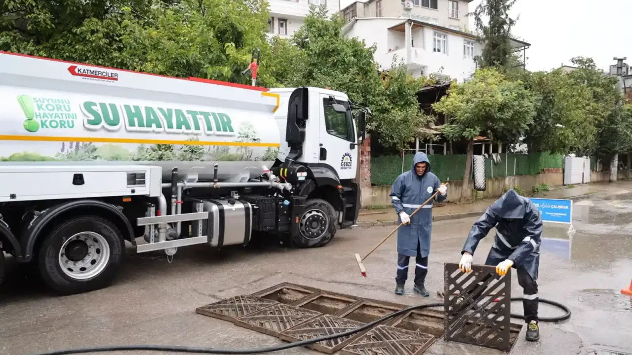 Gebze'de ekiplerden sağanak mesaisi