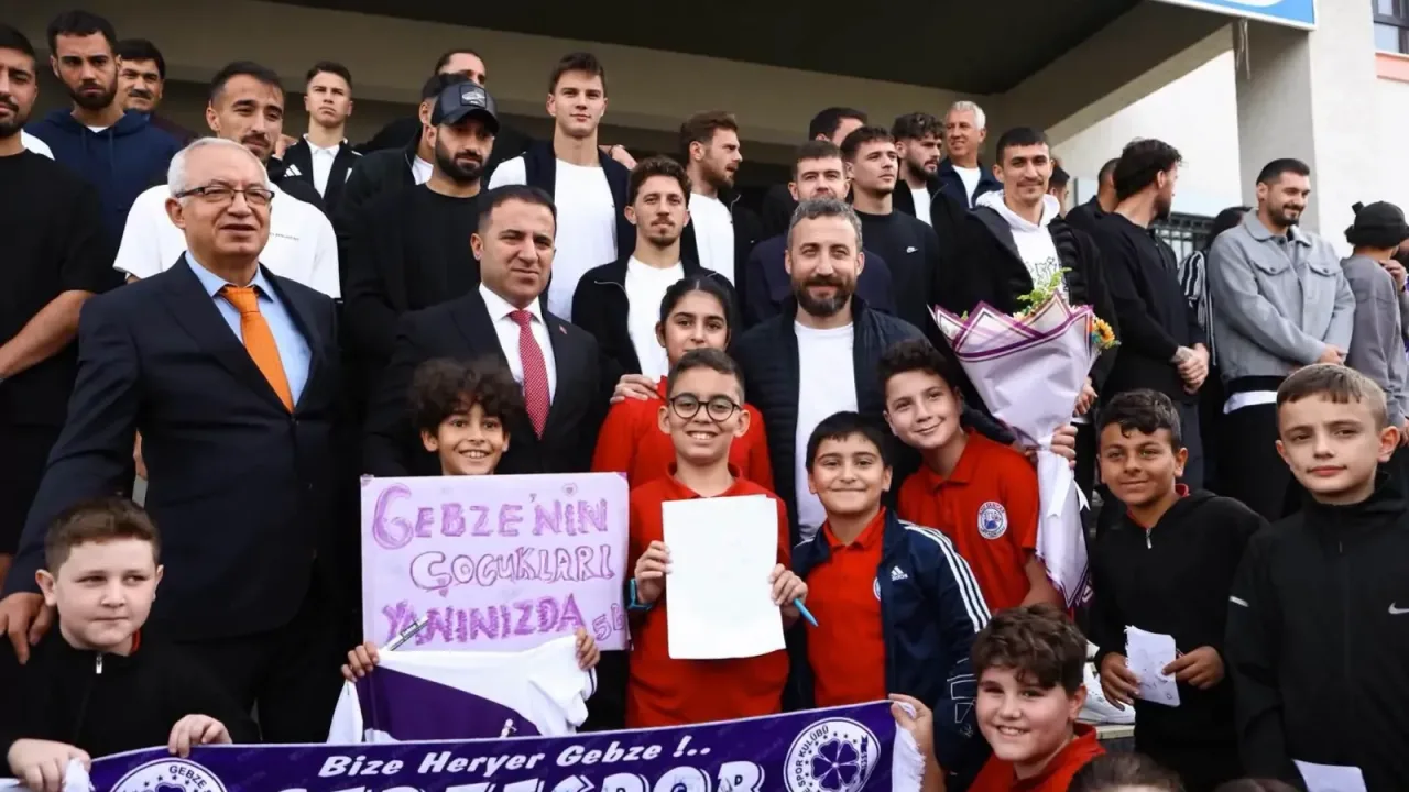 Gebzesporlu futbolcular öğrencilerin yüzünü güldürdü