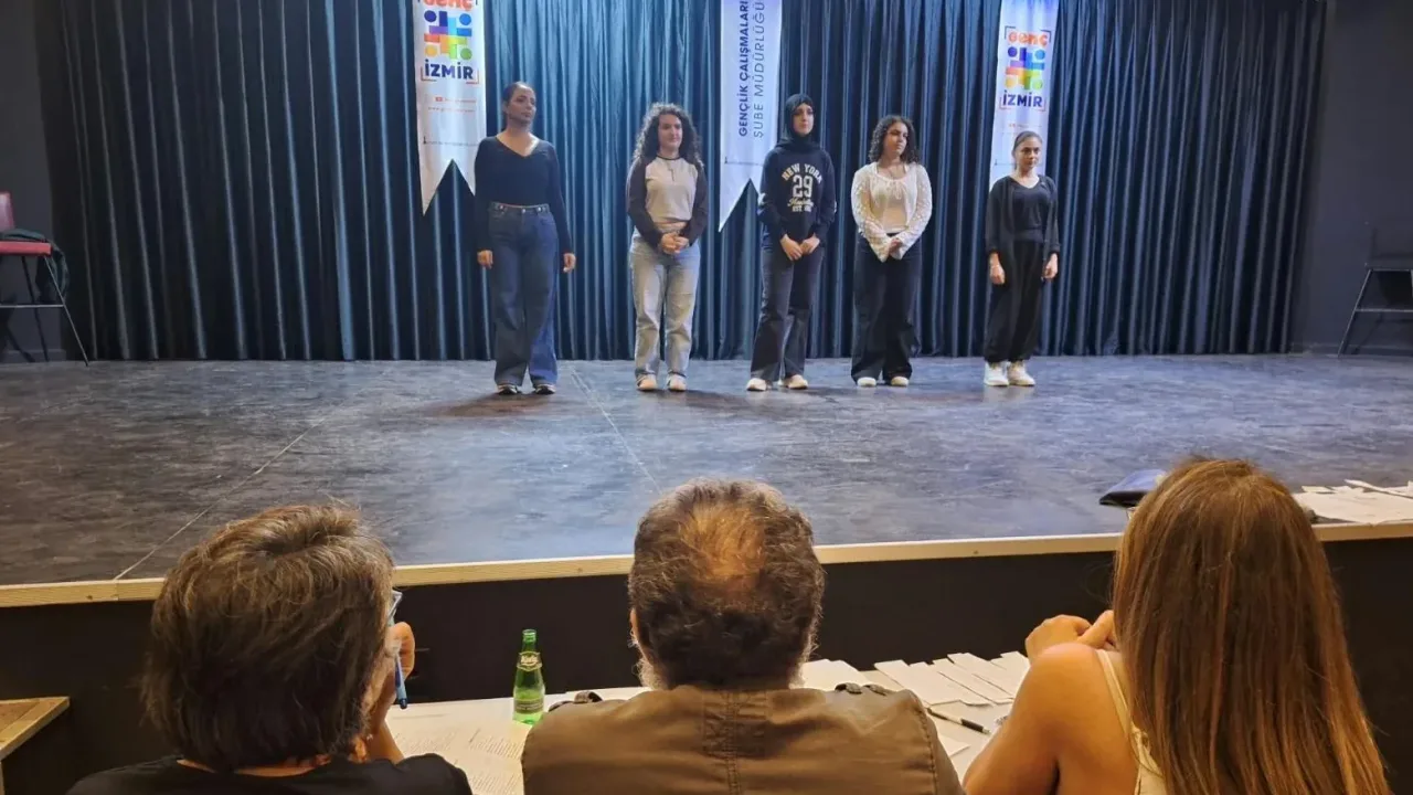 Genç İzmir’de tiyatro seçmelerine yoğun ilgi