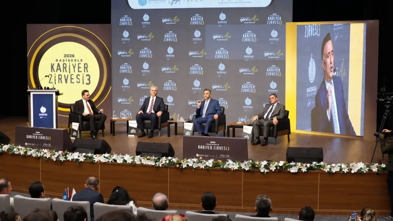 GTÜ Rektörü Başiskele Kariyer Zirvesi’nde gençlerle buluştu