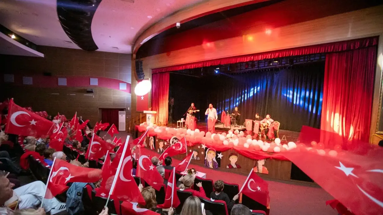 Güzelbahçeliler 'Cumhuriyet Yürüyüşü'nde buluştu