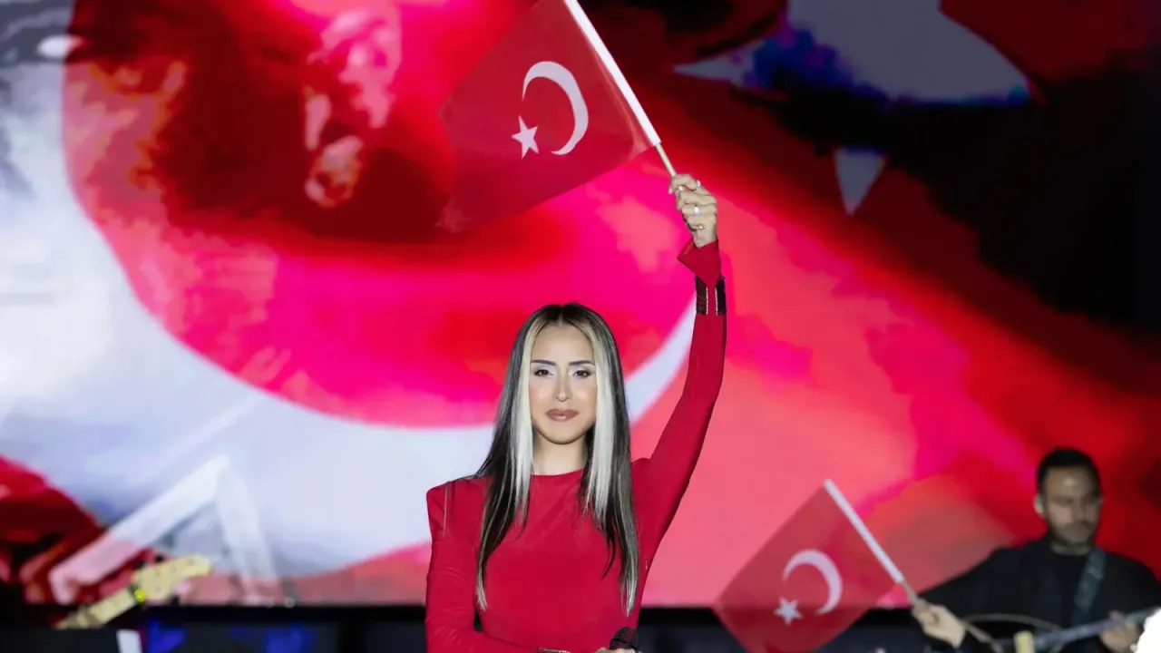 Hande Ünsal'dan Cumhuriyet'e kırmızı imza