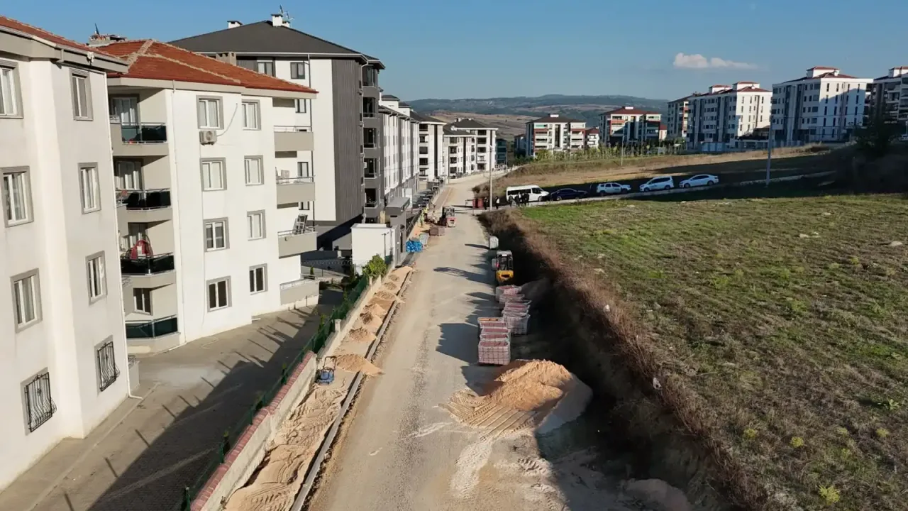 İnegöl Alanyurt’ta kaldırım çalışmalarına devam