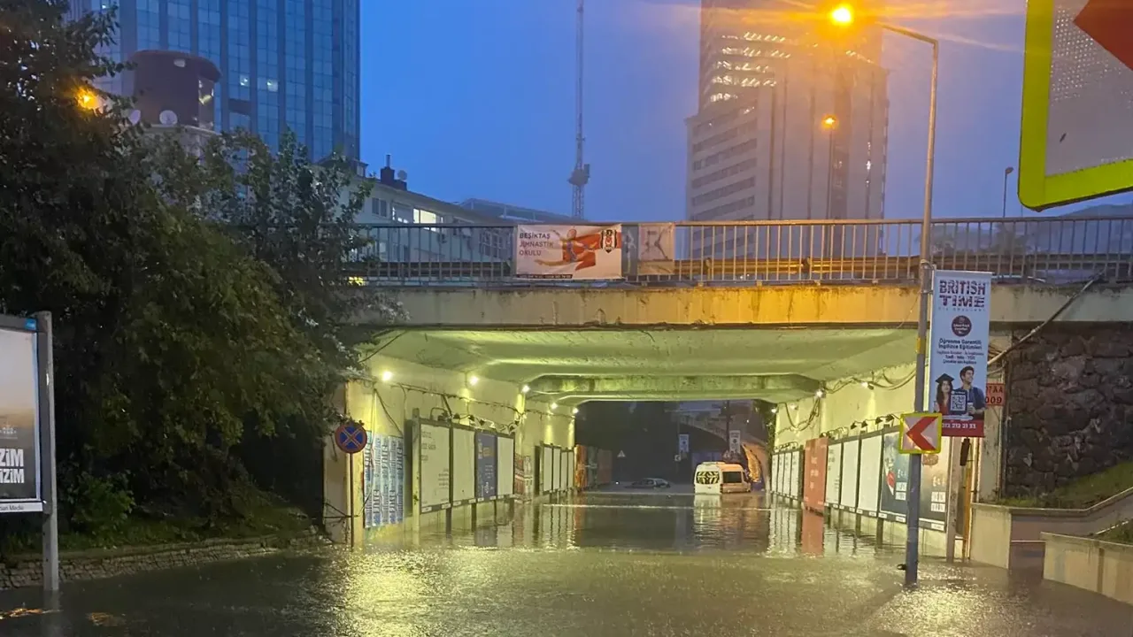 İstanbul’da sağanak mesaisi! 2 bin 518 ihbar, 8 bin personel