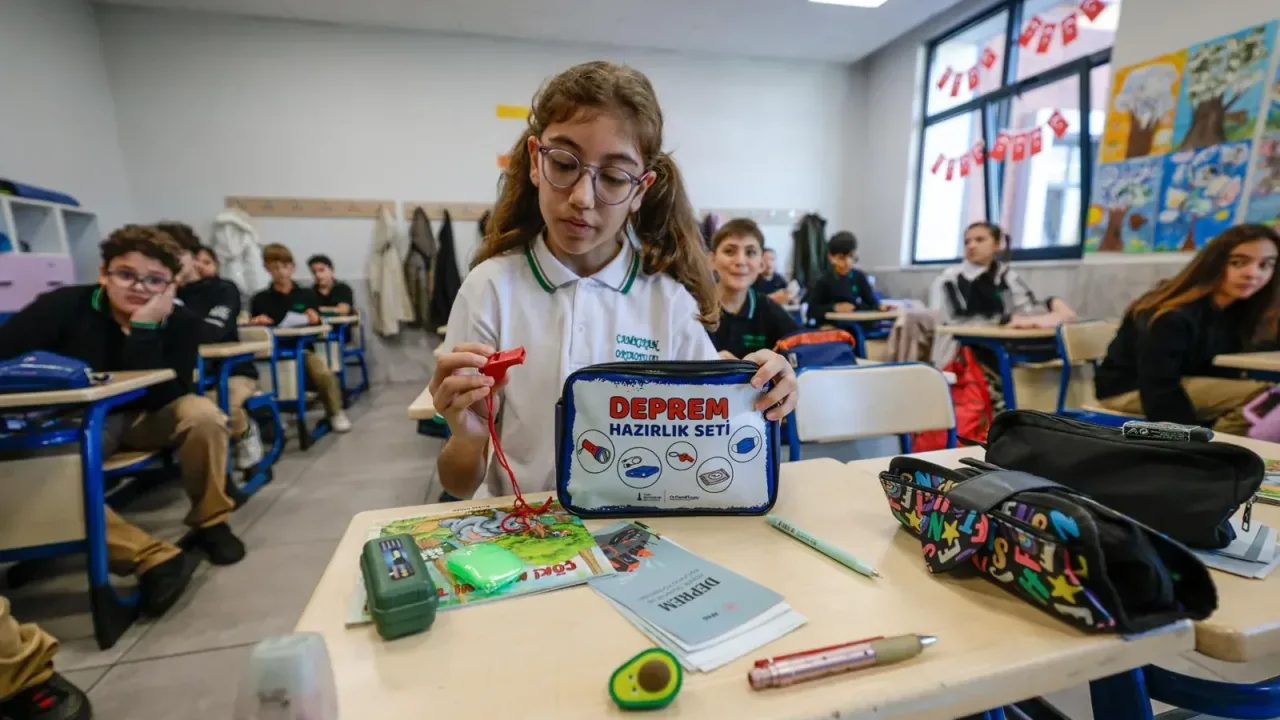 İzmir Büyükşehir’den öğrencilere deprem çantası ve afet eğitimi