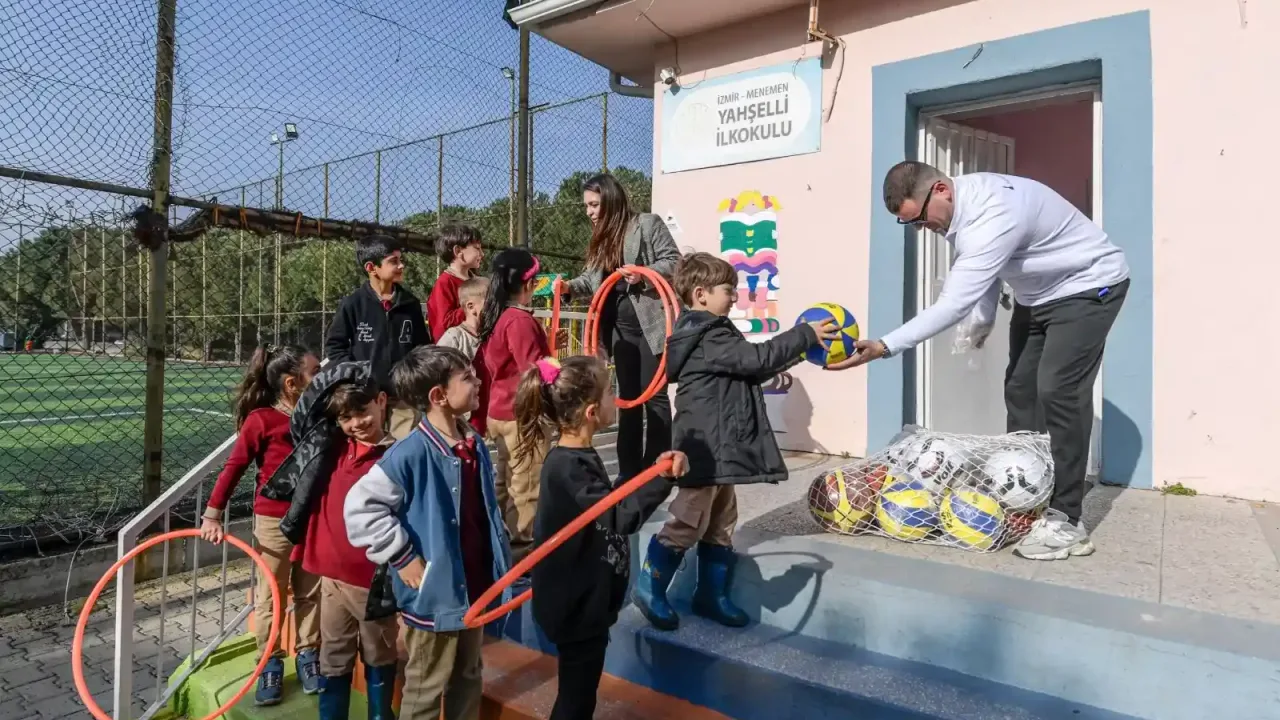İzmir Büyükşehir'den okullara 37 milyon TL’lik spor malzemesi